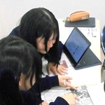 調べたことを新聞にまとめる生徒たち＝三木北高校