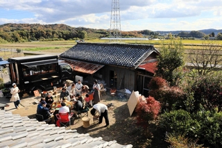 地元への説明会では、庭先で食事を一緒に取りながら地域の将来を語り合った＝三木市久留美