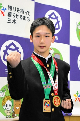 空手の世界大会で優勝した福井敢太さん＝三木市役所