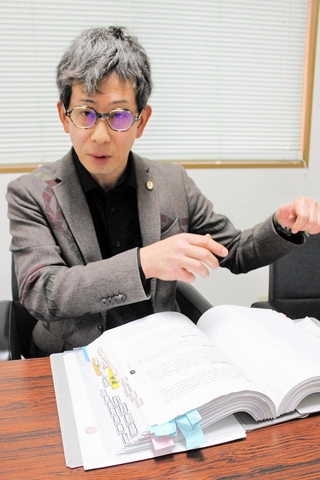 両親らの訴えについて説明する代理人の陣内優一弁護士＝大阪市北区