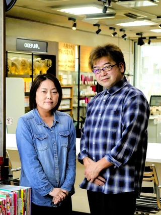 今も仲良く店に立つ平石悟史さん、知子さん夫妻＝三木市福井、美容室「ＤＥＳＩＲＥＥ」