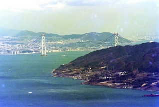 建設中の明石海峡大橋＝１９９５年１月１８日、淡路島側より