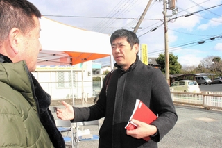 東日本大震災の被災者に取材する大山伸一郎・三木支局長＝三木市末広１（撮影・小西隆久）
