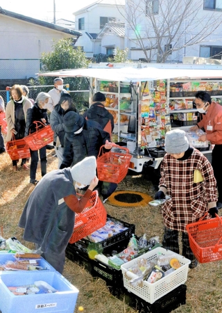 公民館前の公園に「出店」した移動販売車の商品を品定めする買い物客＝三木市別所町朝日ケ丘