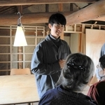 「心拍」を見学に訪れた地域住民に改装のポイントや今後の営業方針などを説明する藤本淳弥さん（左）＝三木市久留美