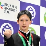 空手の世界大会で優勝した福井敢太さん＝三木市役所