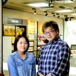 今も仲良く店に立つ平石悟史さん、知子さん夫妻＝三木市福井、美容室「ＤＥＳＩＲＥＥ」