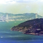 建設中の明石海峡大橋＝１９９５年１月１８日、淡路島側より