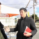 東日本大震災の被災者に取材する大山伸一郎・三木支局長＝三木市末広１（撮影・小西隆久）