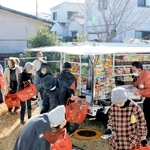 公民館前の公園に「出店」した移動販売車の商品を品定めする買い物客＝三木市別所町朝日ケ丘