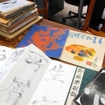 関係者らから寄贈された上田桑鳩の作品や資料の一部＝堀光美術館