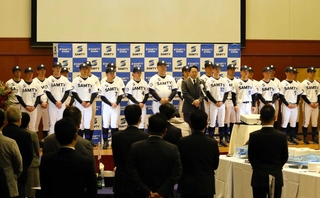 選手２３人と監督、コーチがそろったサムティ硬式野球部の前であいさつするサムティの小川靖展社長＝ネスタリゾート神戸（撮影・大山伸一郎）