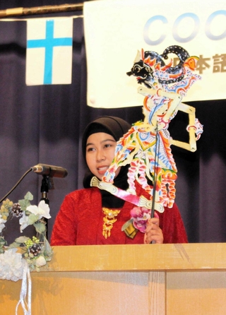 インドネシアの影絵芝居「ワヤン・クリ」を紹介するフィトリ・ルトフィアナさん＝三木市立市民活動センター