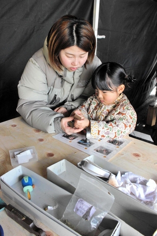 ナイフの手作り体験を楽しむ親子＝三木市鳥町