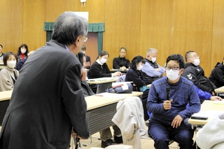 外国ルーツの子どもの進学課題について活発に意見を交わす参加者たち＝いずれも中央公民館
