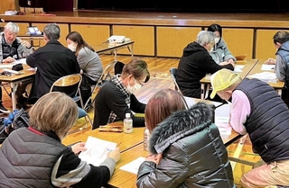 災害支援の現場を想定して意見を交わす防災士ら＝緑が丘町公民館