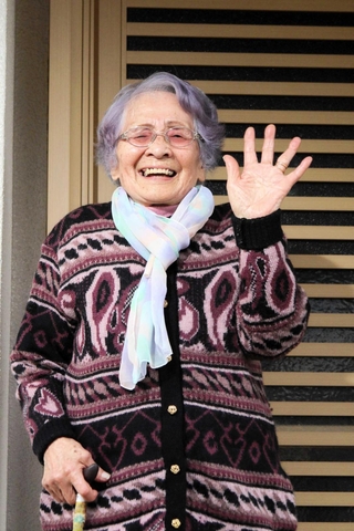 ９８歳での骨折から無事退院。元気な笑顔を見せる小原シツエさん＝三木市緑が丘町東１