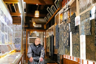染め型紙の収集を約４０年にわたって続けた筒井俊雄さん＝三木市大塚２、ギャラリー湯の山みち