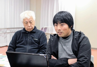 移住希望者向けのセミナーで話す白木拓真さん（右）＝三木市吉川町吉安
