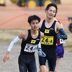 男子・三木市の４区西村教行選手（右）からたすきを受け取る５区北村拓斗選手＝加古川市の加古川河川敷マラソンコース（撮影・斎藤雅志）