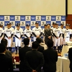 選手２３人と監督、コーチがそろったサムティ硬式野球部の前であいさつするサムティの小川靖展社長＝ネスタリゾート神戸（撮影・大山伸一郎）