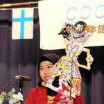 インドネシアの影絵芝居「ワヤン・クリ」を紹介するフィトリ・ルトフィアナさん＝三木市立市民活動センター