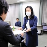 学校給食の課題について市教育委員会に答申する学校給食審議会の水野千恵会長＝三木市立教育センター