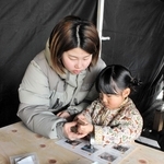 ナイフの手作り体験を楽しむ親子＝三木市鳥町