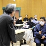 外国ルーツの子どもの進学課題について活発に意見を交わす参加者たち＝いずれも中央公民館