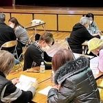 災害支援の現場を想定して意見を交わす防災士ら＝緑が丘町公民館