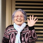 ９８歳での骨折から無事退院。元気な笑顔を見せる小原シツエさん＝三木市緑が丘町東１