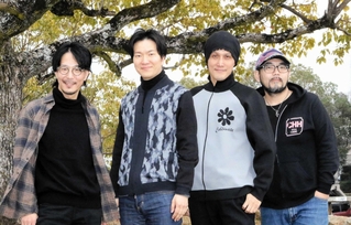 「癒やしの音楽を届けたい」と話すクーリーハイハーモニーの（右から）大石学さん、宮本真人さん、中井貴弘さん、長宗功栽さん＝三木市福井