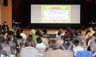 多くの家族連れがクイズを楽しみながら防災に関する知識を学んだ＝三木市中央公民館