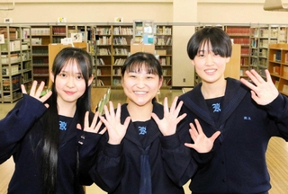 恩師に感謝の言葉を届けた高校３年生＝三木北高校