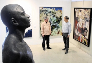 合同作品展を企画した丹波市美術作家協会の磯尾さん（左）と三木市美術協会の藤原さん＝堀光美術館