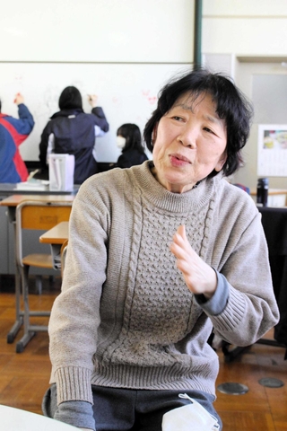 不登校対策指導員の芝本由美子さんは教員退職から７年を経て再び教室に＝三木市末広２、三木中学校