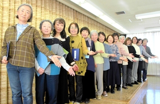 結成４０周年を迎えた三木市朗読ボランティア「むれの会」のメンバー＝三木市末広１