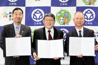 ゴルフ振興などについて協定を締結した（左から）仲田一彦三木市長、濱名篤関西国際大学長、竹内良一三木市ゴルフ協会長＝三木市役所