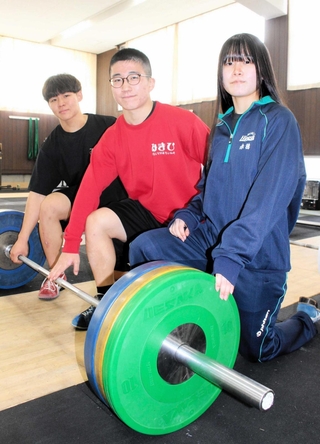 全国高校選抜大会に出場する（左から）１年の細川円さん、２年の西山良蕗さんと赤穂優芽さん＝三木東高校