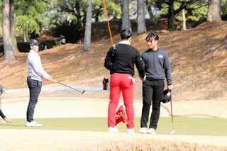 ２位タイでホールアウトし、同組の選手と握手を交わす道上嵩琉さん（右）＝三木ゴルフ倶楽部