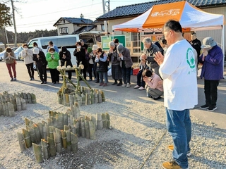 「神戸・心絆」が開いた追悼式で黙とうする住民ら＝石川県珠洲市（神戸・心絆提供）