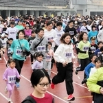 子どもも大人も笑顔でスタートを切ったファミリーの部＝三木市志染町三津田、県立三木総合防災公園