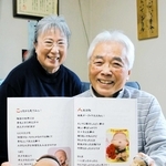 木と粘土のオブジェの写真に言葉を組み合わせた冊子を制作した神戸哲雄さん（右）と滝子さん夫妻＝三木市加佐