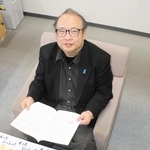 東日本大震災をテーマにした絵本を作り、被災地の子どもたちに贈った森田和彦さん＝三木市上の丸町