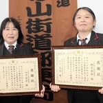感謝状を受け取った山中直美さん（左）と納庄亜弥さん＝三木湯の山郵便局