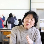 不登校対策指導員の芝本由美子さんは教員退職から７年を経て再び教室に＝三木市末広２、三木中学校
