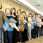 結成４０周年を迎えた三木市朗読ボランティア「むれの会」のメンバー＝三木市末広１