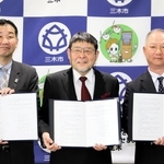 ゴルフ振興などについて協定を締結した（左から）仲田一彦三木市長、濱名篤関西国際大学長、竹内良一三木市ゴルフ協会長＝三木市役所