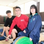 全国高校選抜大会に出場する（左から）１年の細川円さん、２年の西山良蕗さんと赤穂優芽さん＝三木東高校