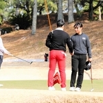 ２位タイでホールアウトし、同組の選手と握手を交わす道上嵩琉さん（右）＝三木ゴルフ倶楽部
